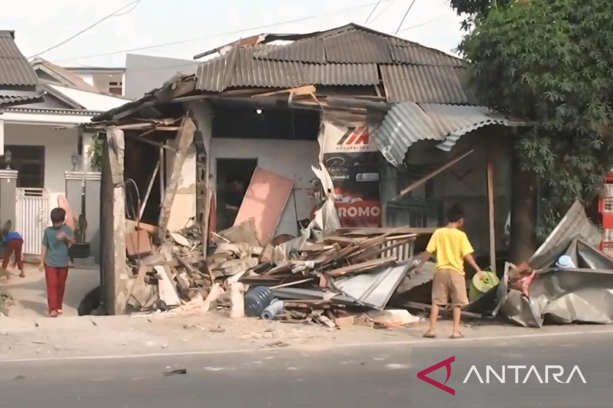 Diduga rem blong, truk kontainer tabrak rumah warga di Cakung 