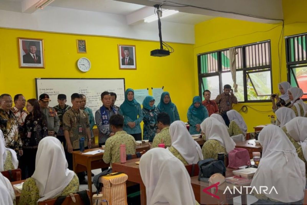 Teguh Setyabudi uji coba makan bergizi gratis di Kepulauan Seribu