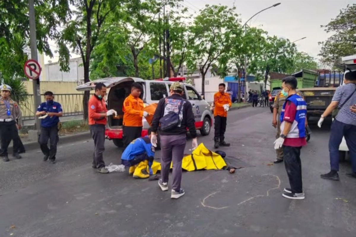 Pengendara motor meninggal dunia diduga akibat terlindas truk di Surabaya