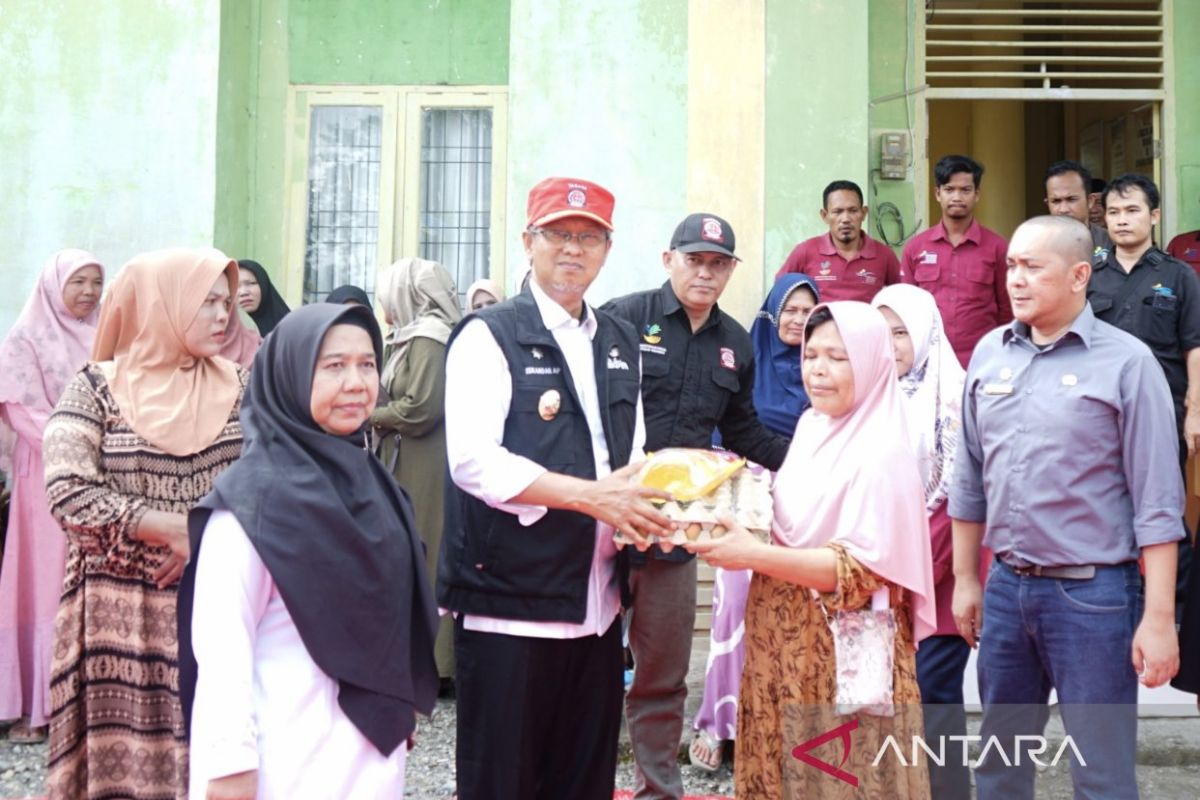 Pemkab Nagan Raya salurkan paket sembako kepada 500 warga miskin