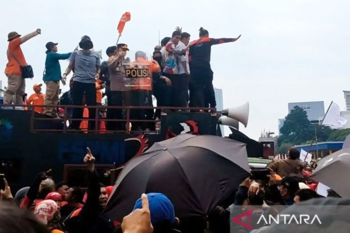 Seribu lebih petugas gabungan amankan aksi buruh di Patung Kuda