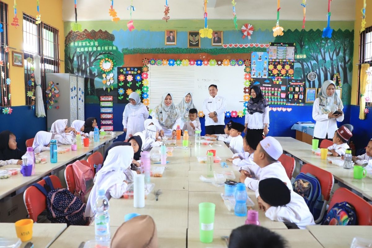 Pembiasaan makan bergizi gratis di Kota Tangerang sasar 11.174 siswa