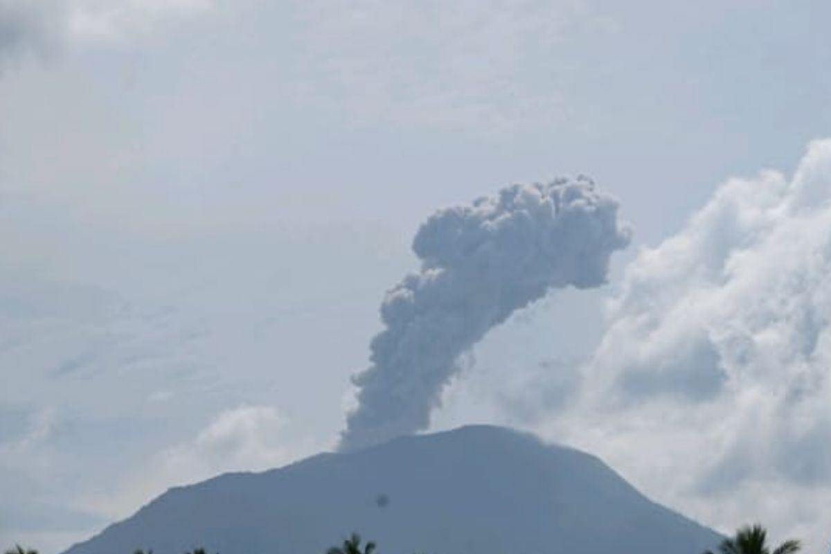 Warga sekitar Gunung Ibu agar pakai masker saat aktivitas di luar rumah