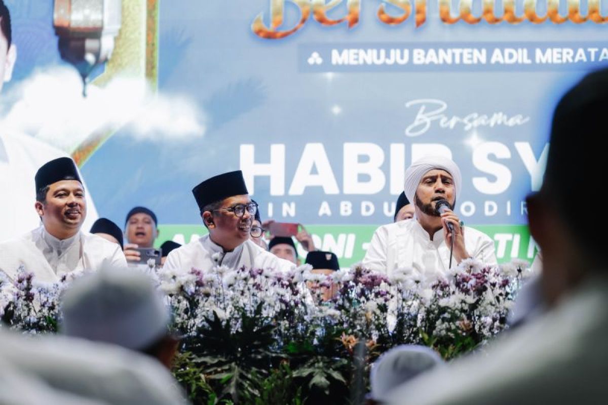 Hadirkan Habib Syech, ribuan orang sholawatan bareng Andra Soni-Dimyati