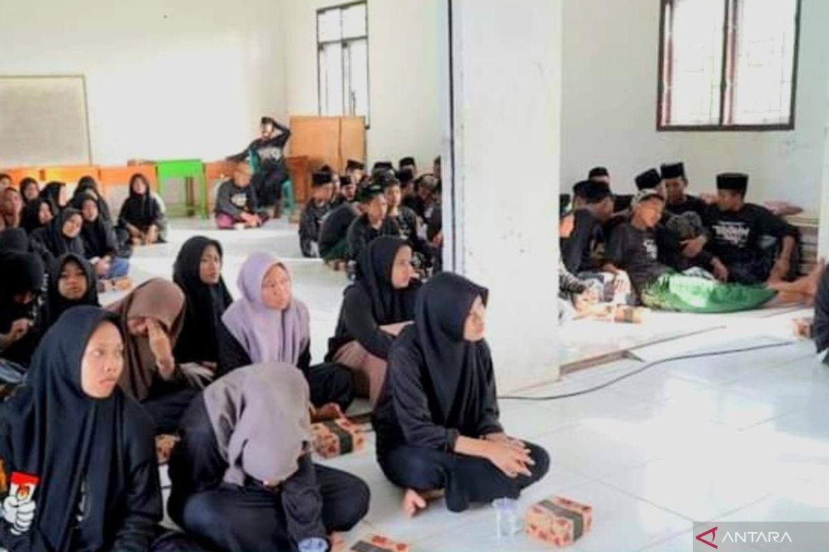 KPU Kabupaten Gorontalo menggelar sosialisai Pilkada di kalangan santri