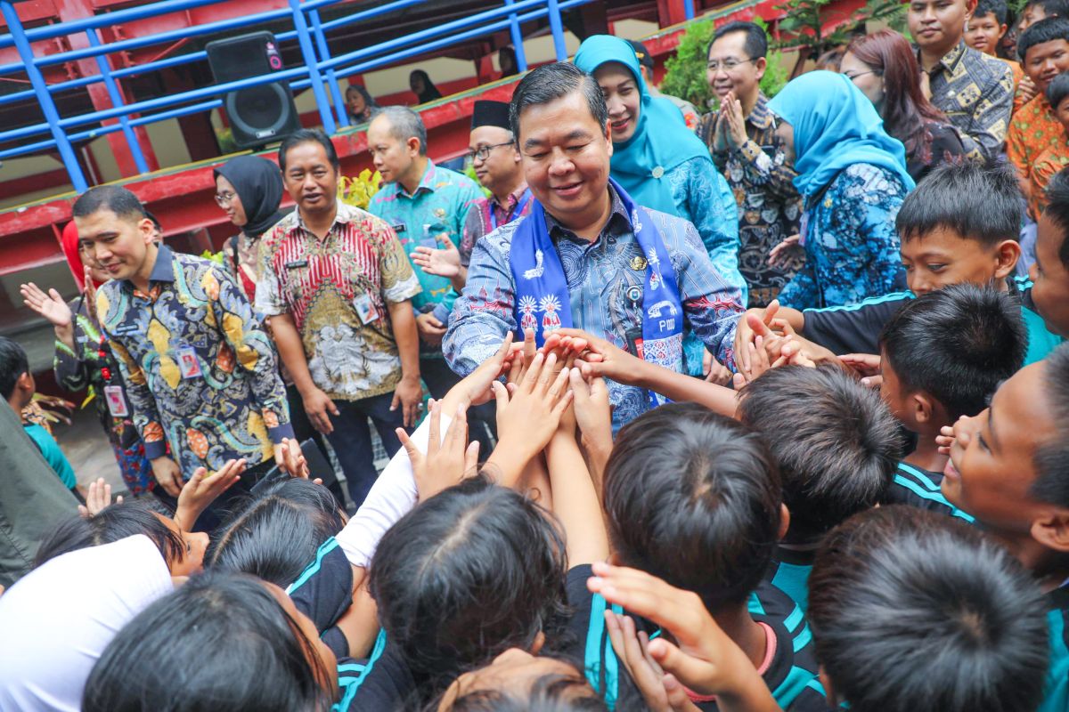 Pj Gubernur DKI bagikan benih ikan kerapu di Kepulauan Seribu