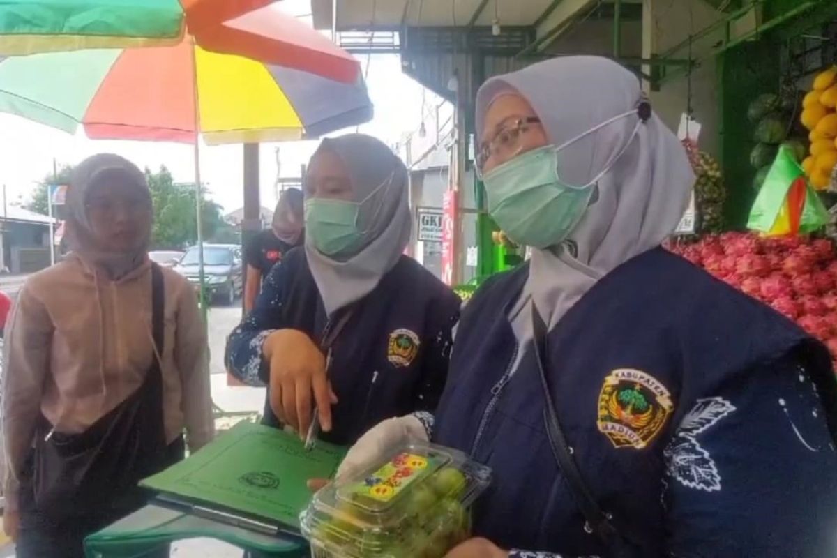 Dinas Ketahanan Pangan Madiun ambil sampel anggur Muscat pedagang buah