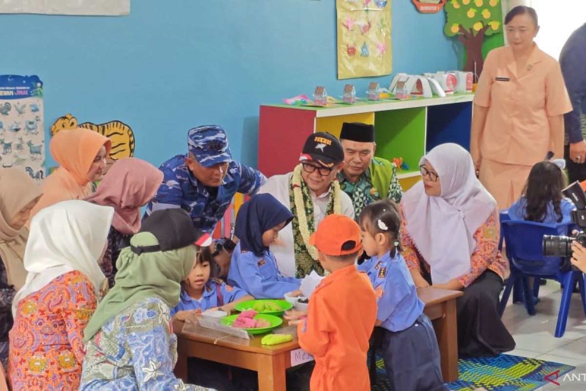 Minister introduces math learning method to kindergarten students