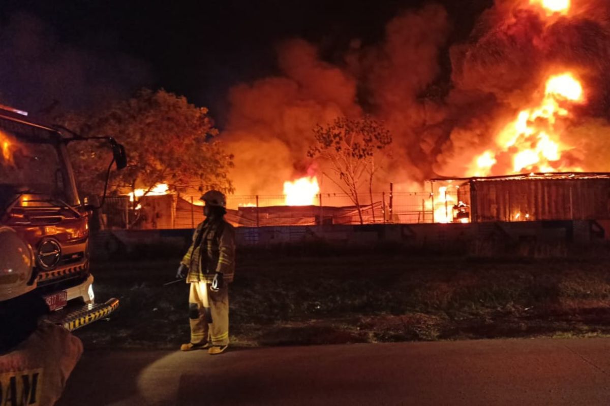 Kebakaran landa pangkalan truk di Cakung, Jakarta Timur