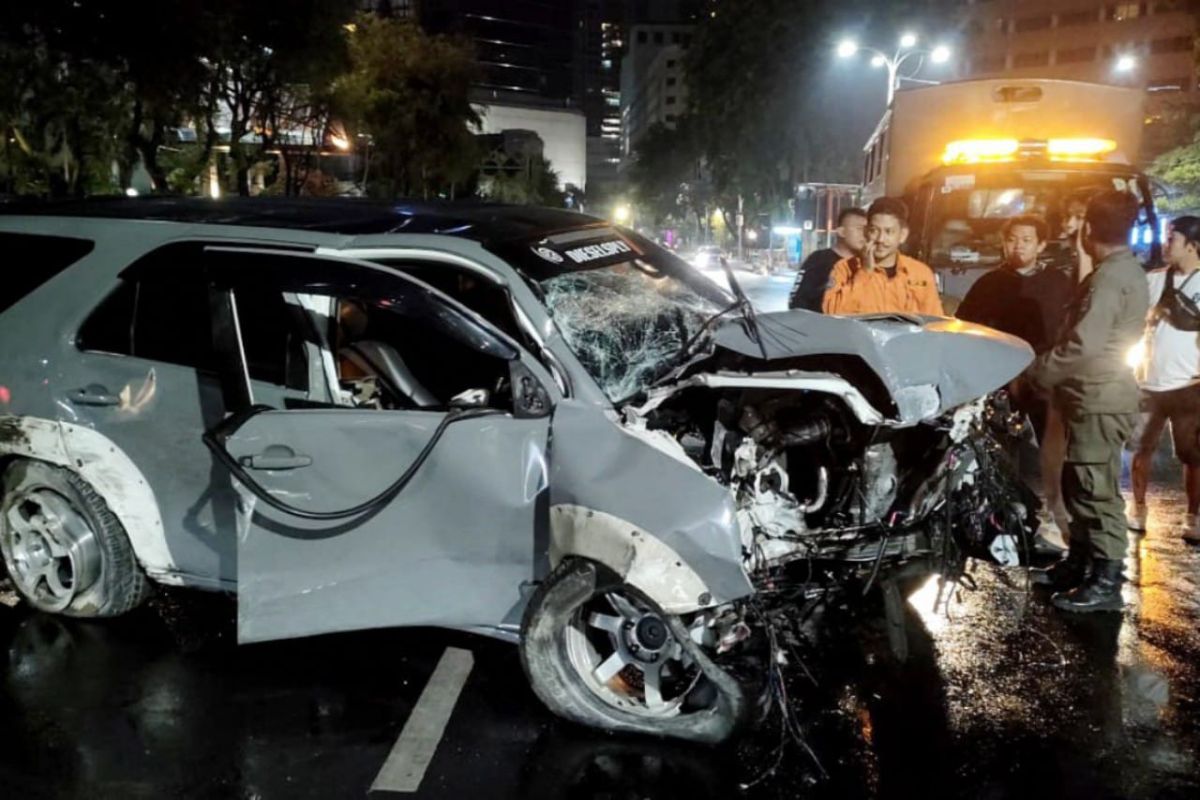 Dua pemuda terlibat kecelakaan di Taman Apsari diduga konsumsi alkohol