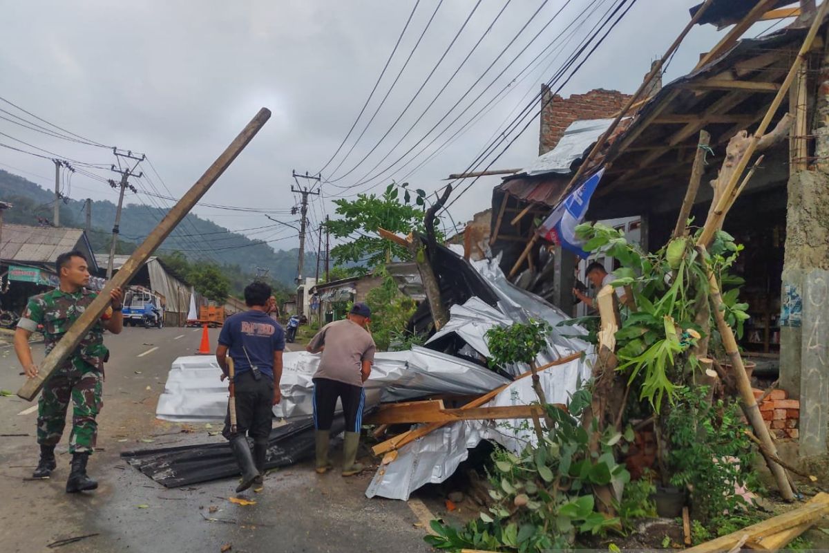 BPBD: Angin kencang landa tiga lokasi di Kota Sukabumi