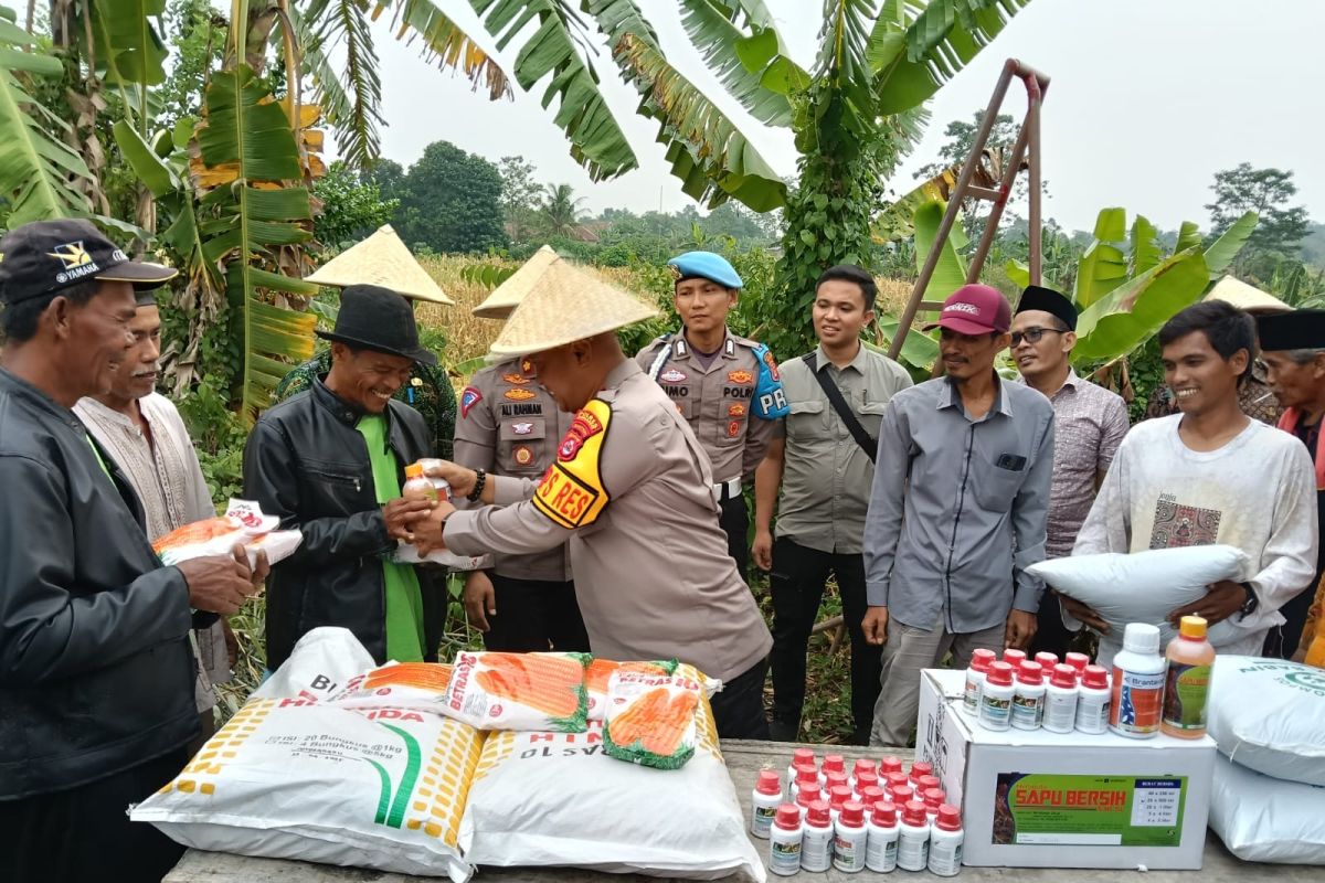 Polres Serang salurkan pupuk untuk petani demi jaga ketahanan pangan