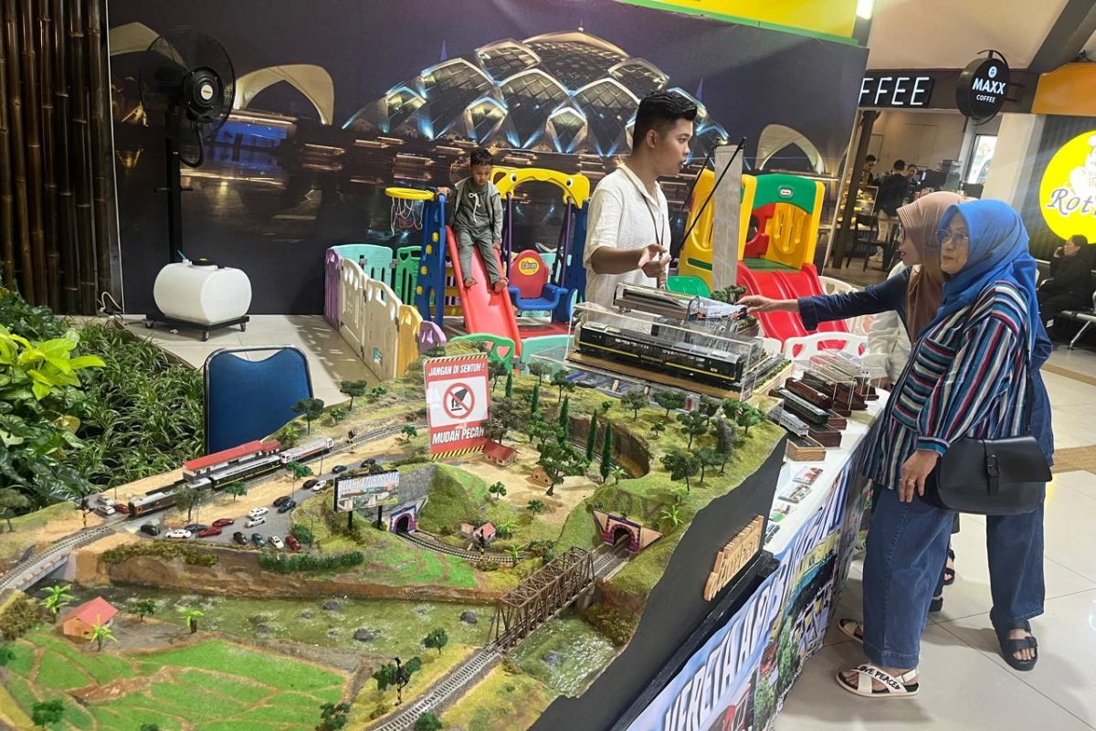 Diorama miniatur KA Argo Parahyangan dihadirkan di Stasiun Bandung