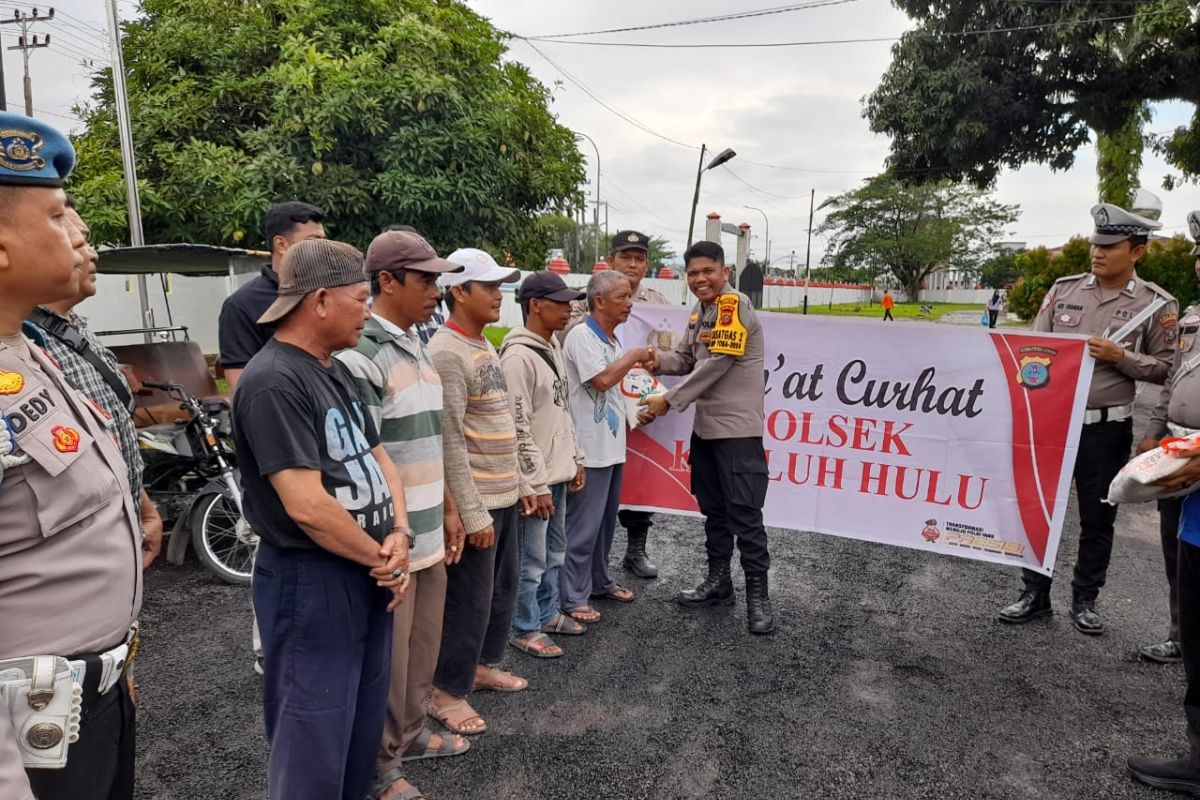 Polsek Kualuhhulu beri beras kepada penarik becak