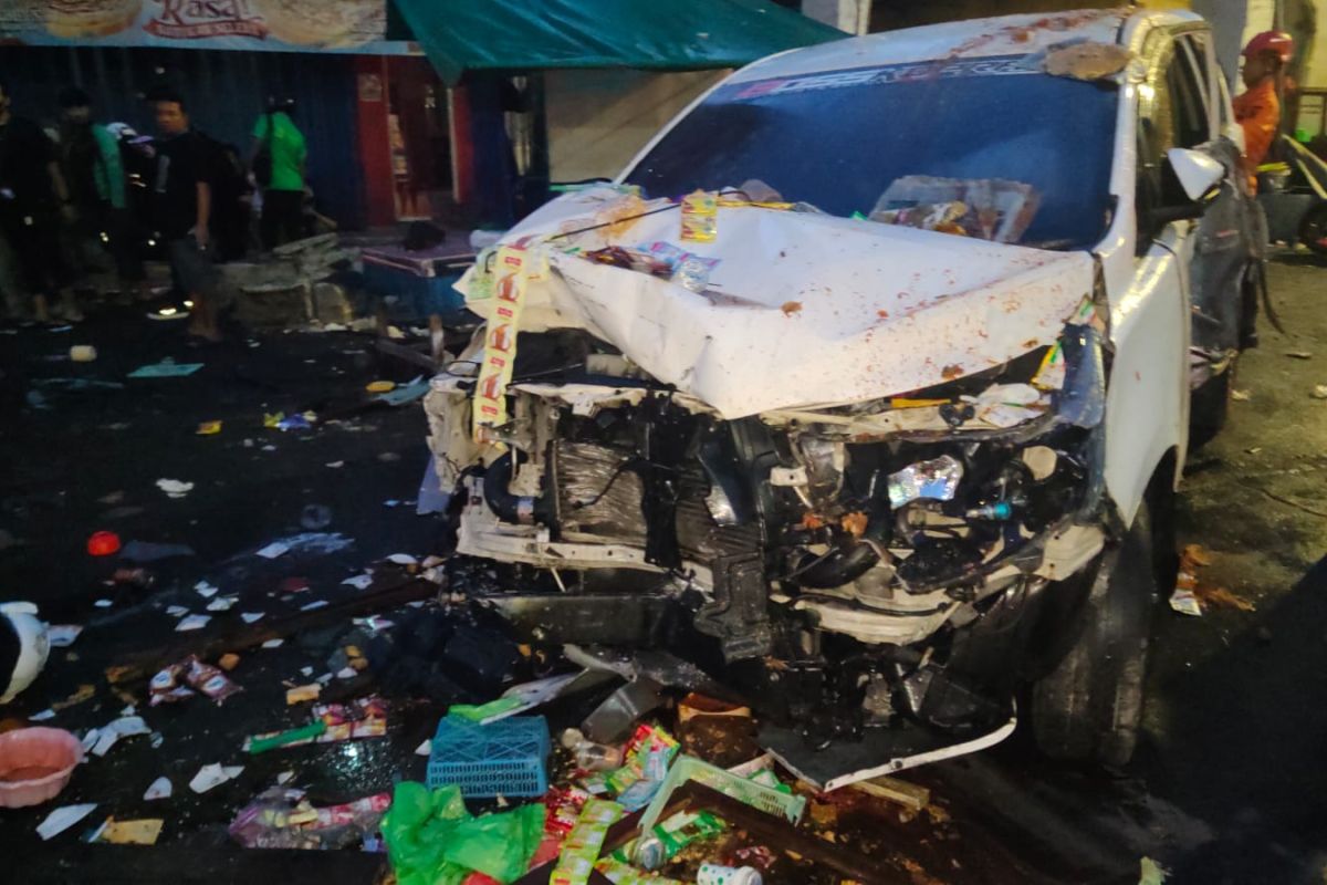 Mobil tabrak warung di Kedung Doro Surabaya akibatkan dua orang meninggal