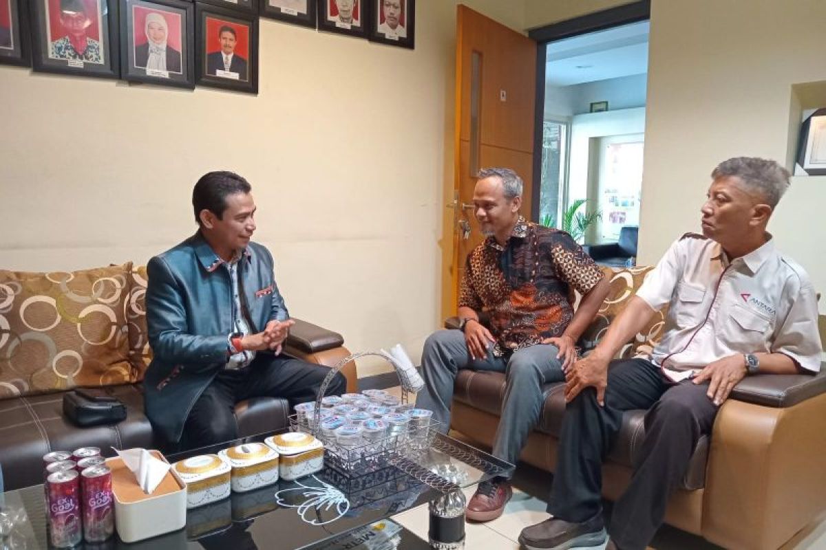 Anggota Komisi VII DPR RI kunjungi LKBN Antara Biro Riau