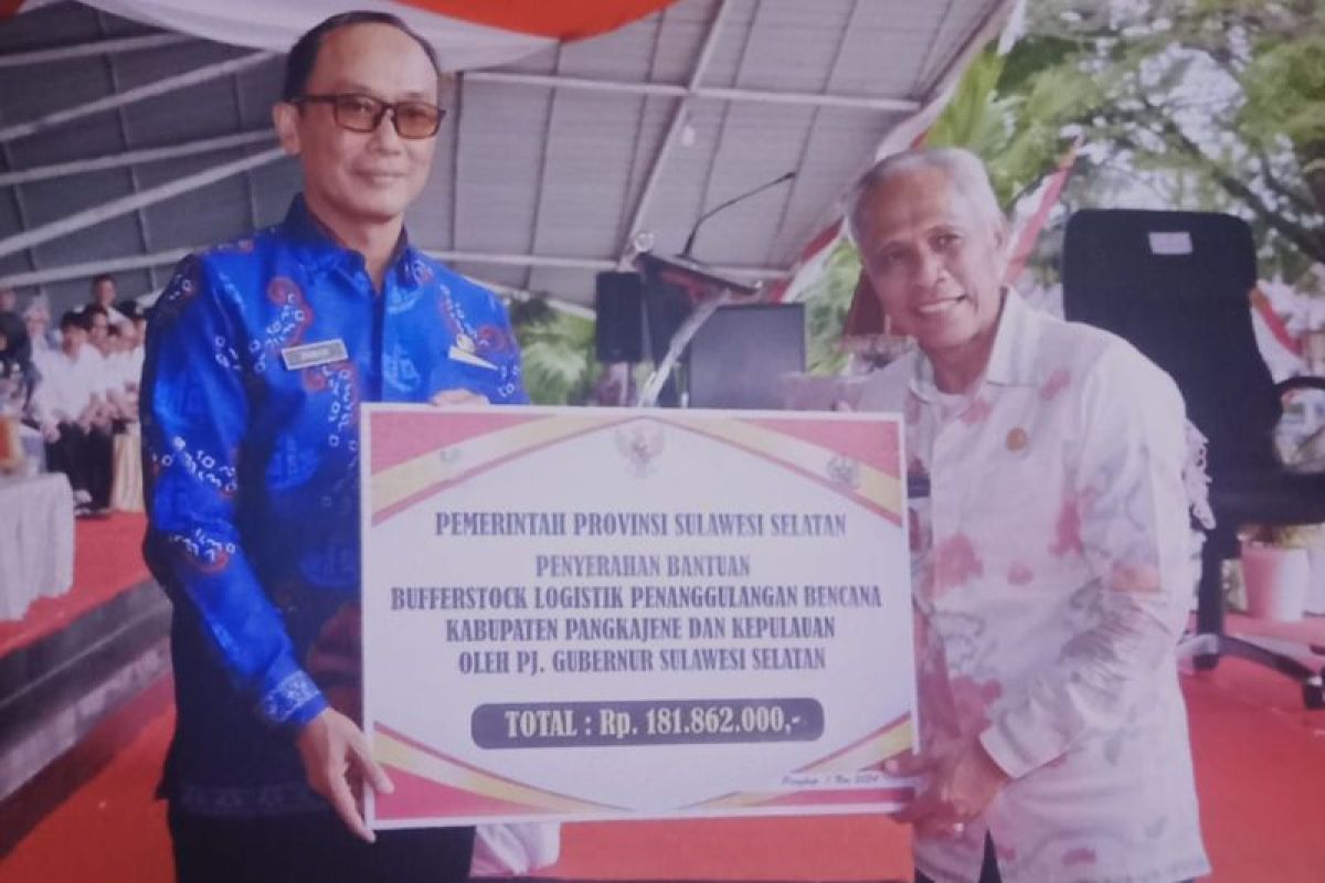 Pj Gubernur Sulsel menyerahkan sejumlah bantuan untuk masyarakat Pangkep