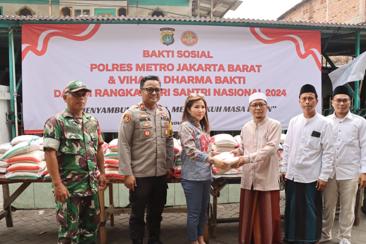 Dukung Asta Cita, polisi gandeng vihara bagikan sembako di pesantren