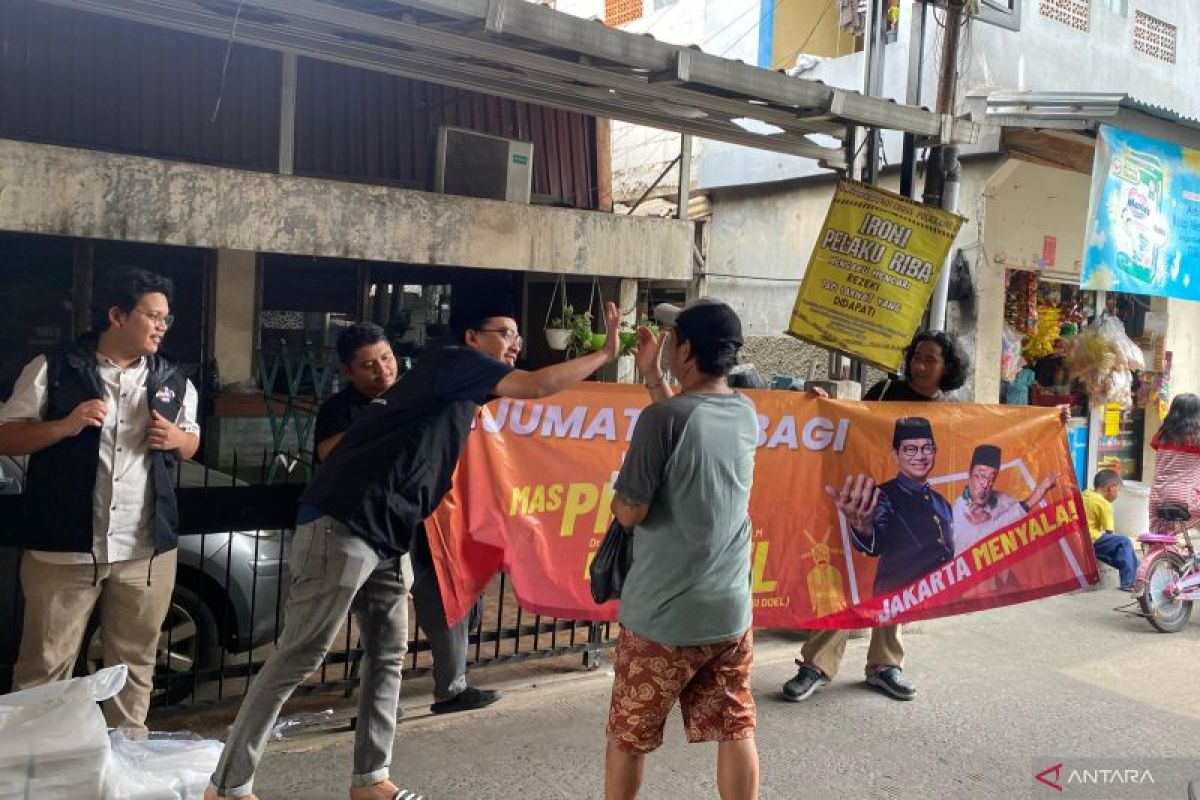 Relawan Pramono-Rano bagikan 500 paket makan siang gratis di Jaksel