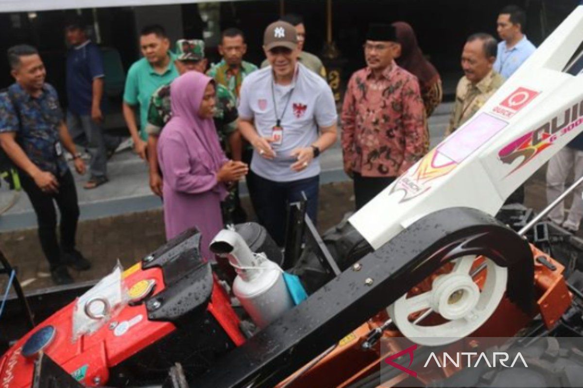 Mentan beri hadiah traktor kepada tiga petani Bangkalan karena tekun garap sawah