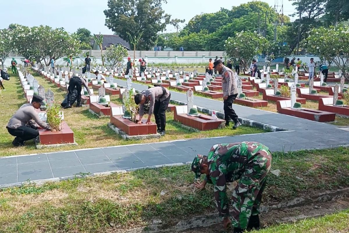 Kodim 0602/Serang gelar pembersihan TMP Ciceri bertajuk Kyaiku Pahlawanku