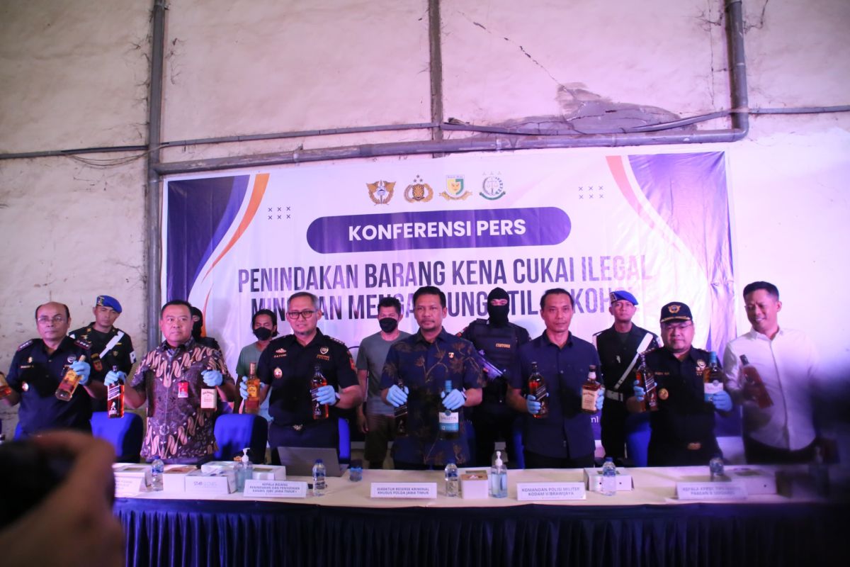 Bersinergi dengan APH Lainnya, Bea Cukai Amankan Ribuan Karton Miras llegal dan Pita Cukai Palsu di Jawa Timur