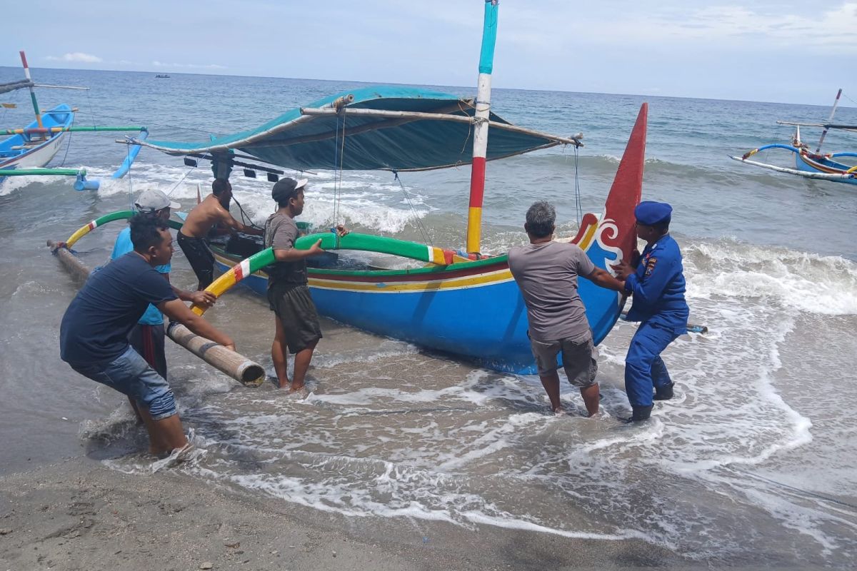 Polres Situbondo evakuasi perahu nelayan karam terhantam gelombang