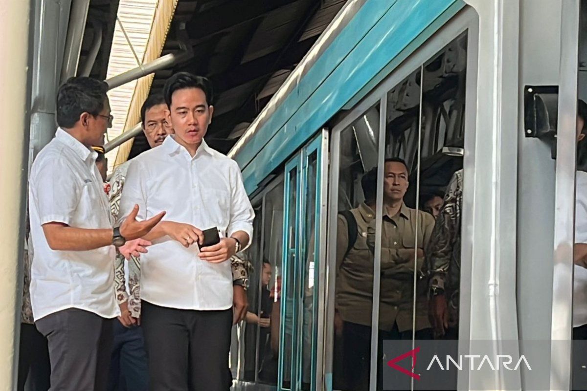 Wakil Presiden Gibran memeriksa uji coba trem baterai di Stasiun Purwosari Solo