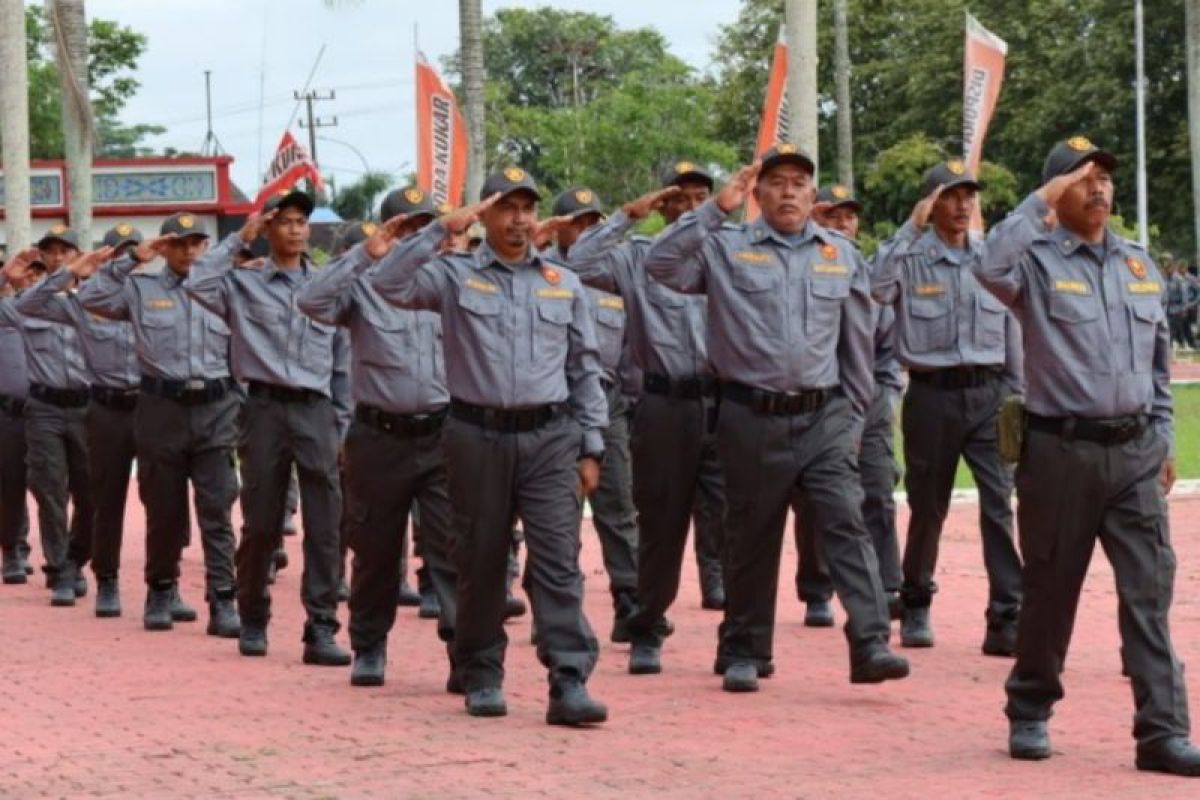 Pjs Bupati Kukar serahkan 1.000 Linmas  ke Polres terkait pilkada