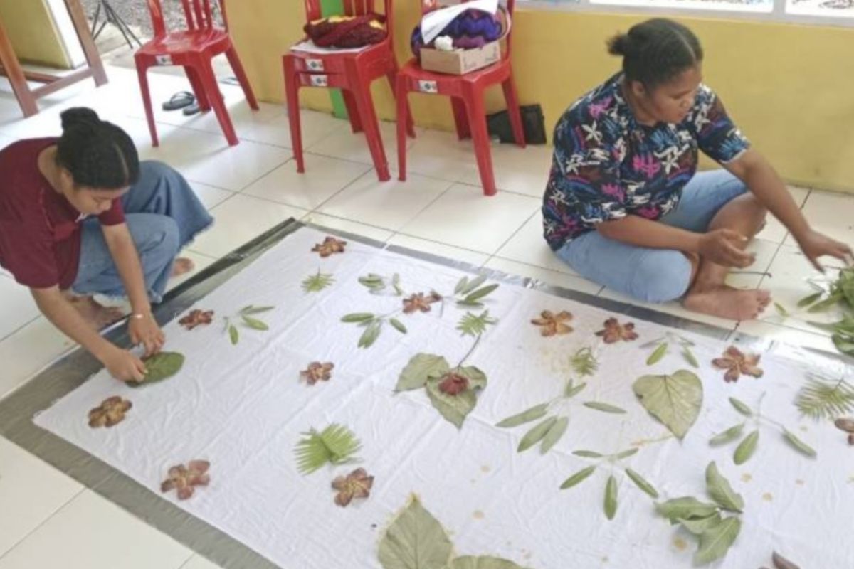 Pemerintahan Kampung Nafri Jayapura melatih warga membatik