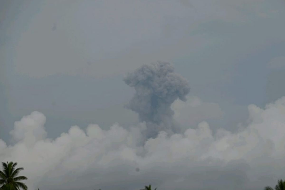 Warga dilarang beraktivitas dalam radius 4 kilometer dari Gunung  Ibu