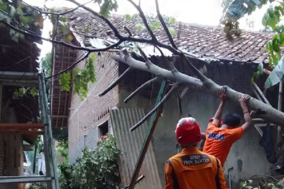 Akibat angin kencang, sebanyak 278 rumah di Kota Serang rusak