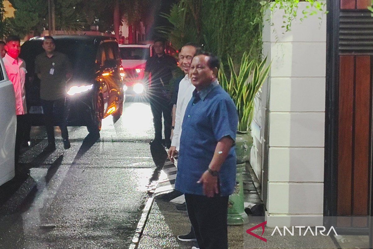 Pertemuan pertama sejak pelantikan, Prabowo dan Jokowi bertemu kembali di Solo.