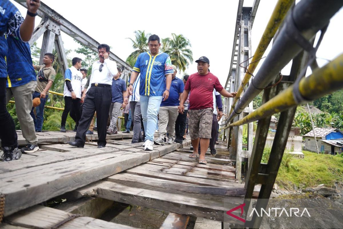 Bobby tinjau jembatan papan dan serap aspirasi masyarakat Nias Barat