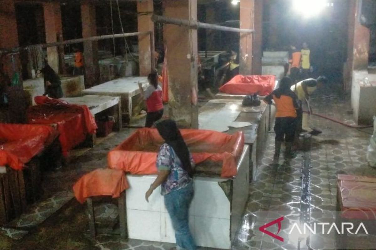 DLH bersama Damkar Solok bersihkan los daging dan ikan Pasar Raya