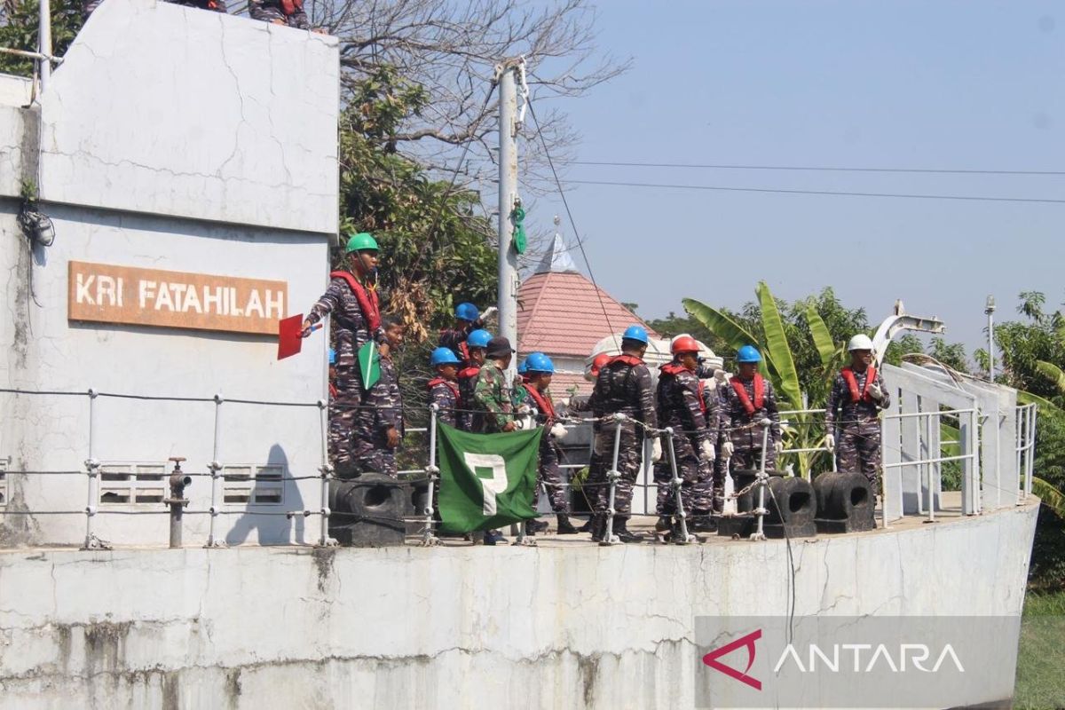 Dua korvet Koarmada III adakan latihan peran pembekalan di Surabaya