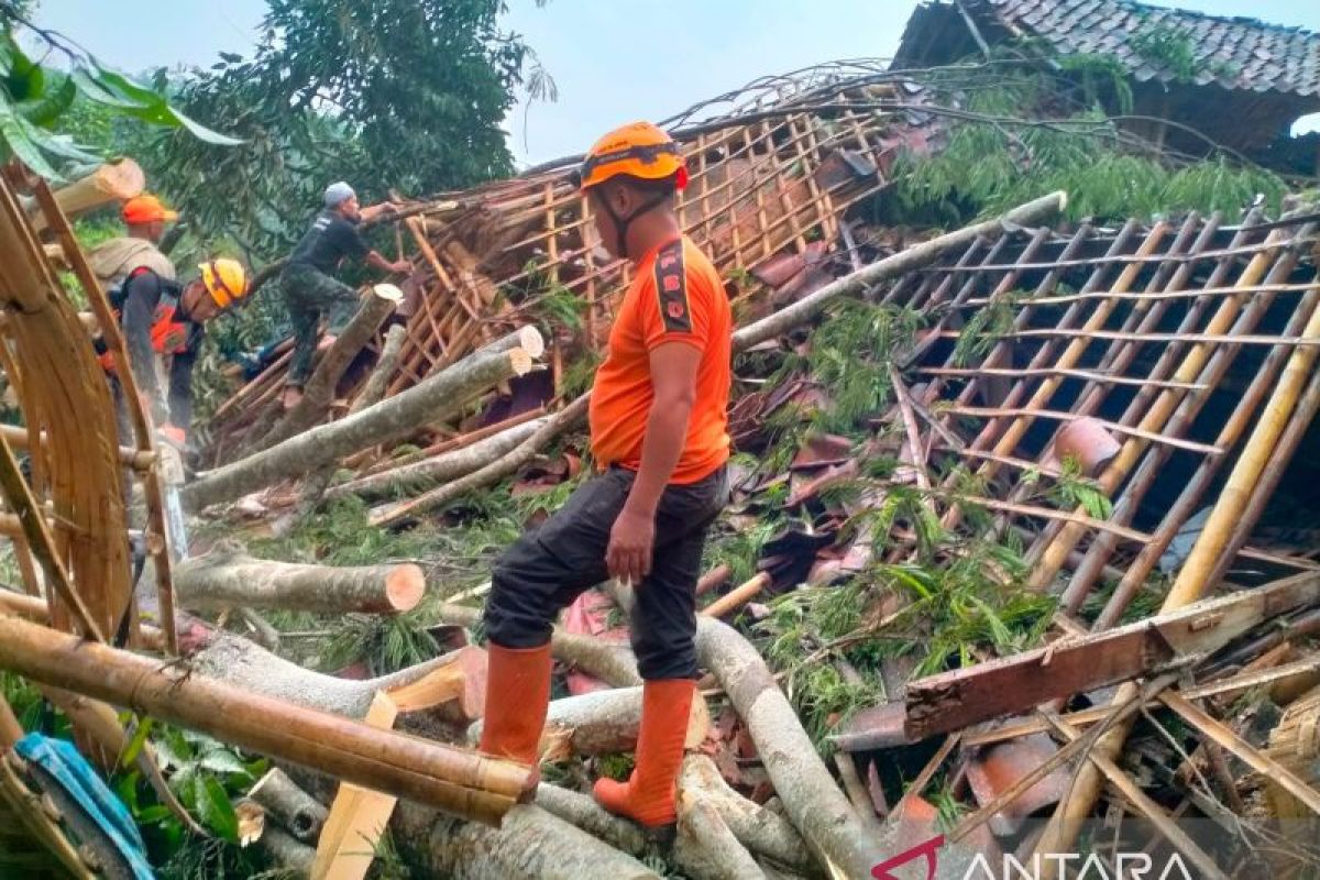 Whirlwind damages 11 Sukabumi sub-districts, no casualties reported