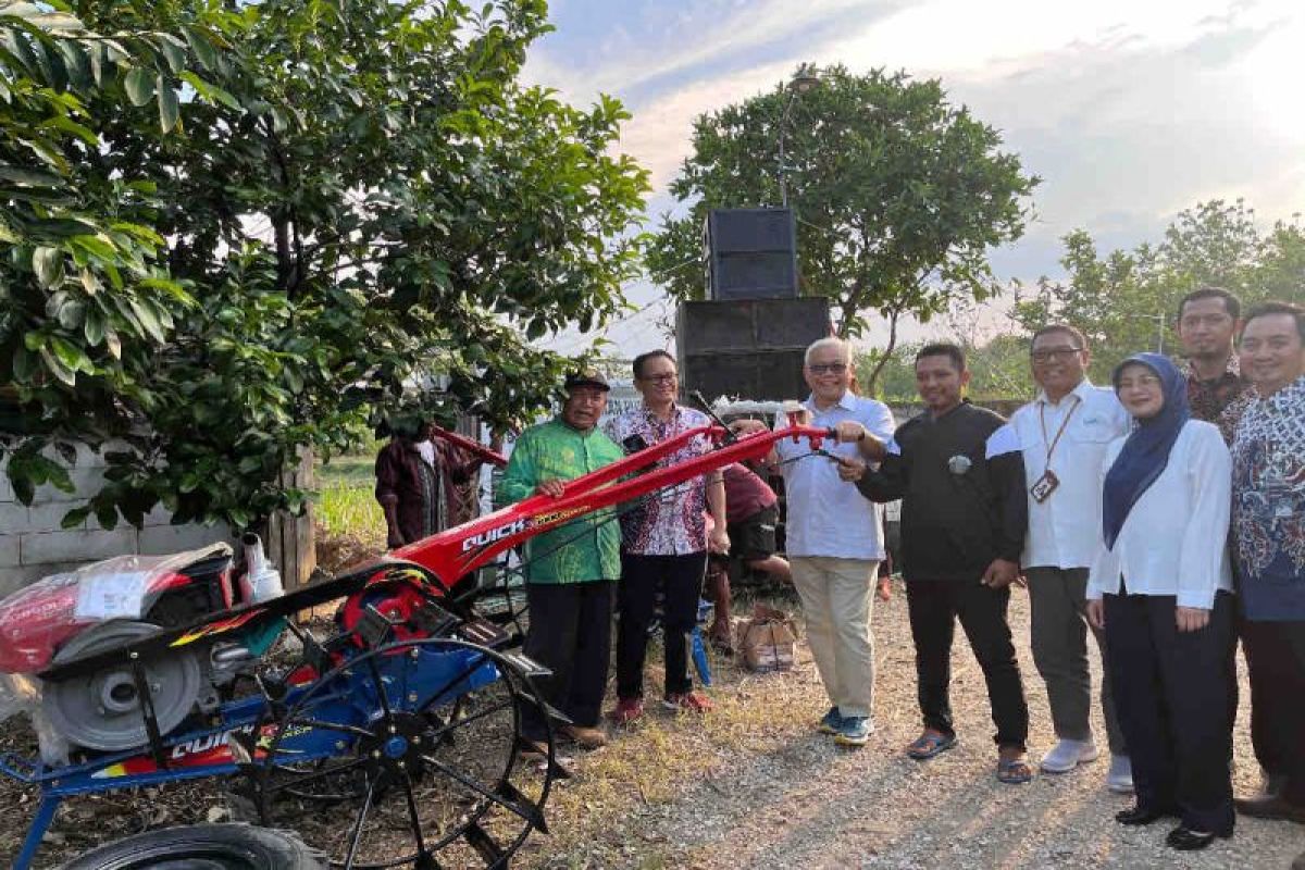 Bulog beri bantuan alat mesin pertanian dukung petani tebu Blora