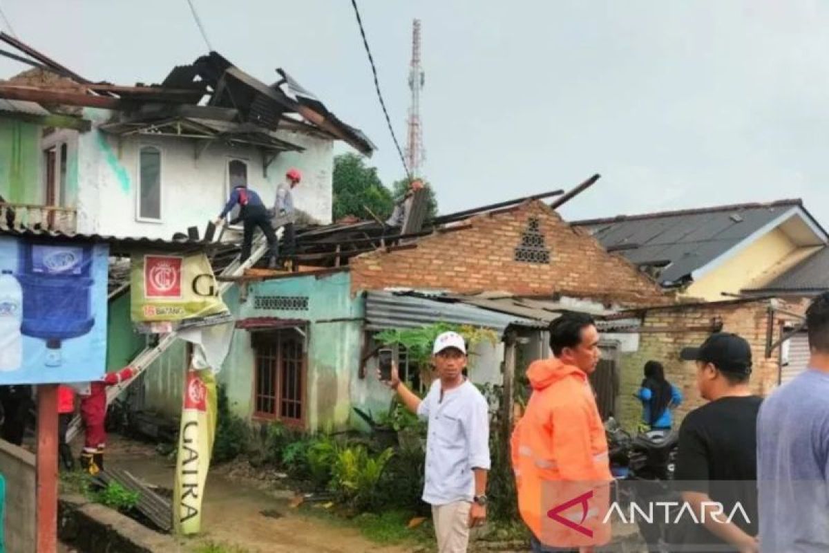 Pemkot Pangkalpinang bantu warga korban bencana angin kencang