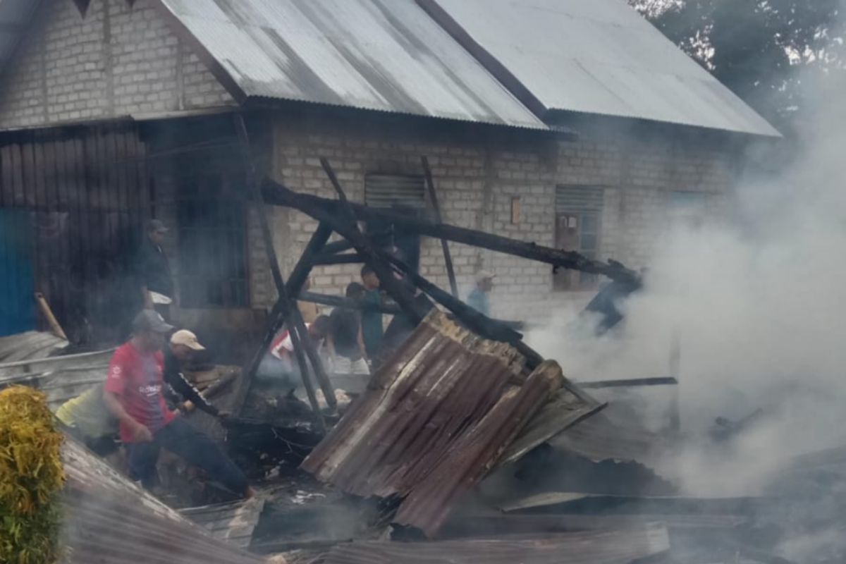 Sebuah rumah di Manggarai terbakar diduga akibat arus pendek