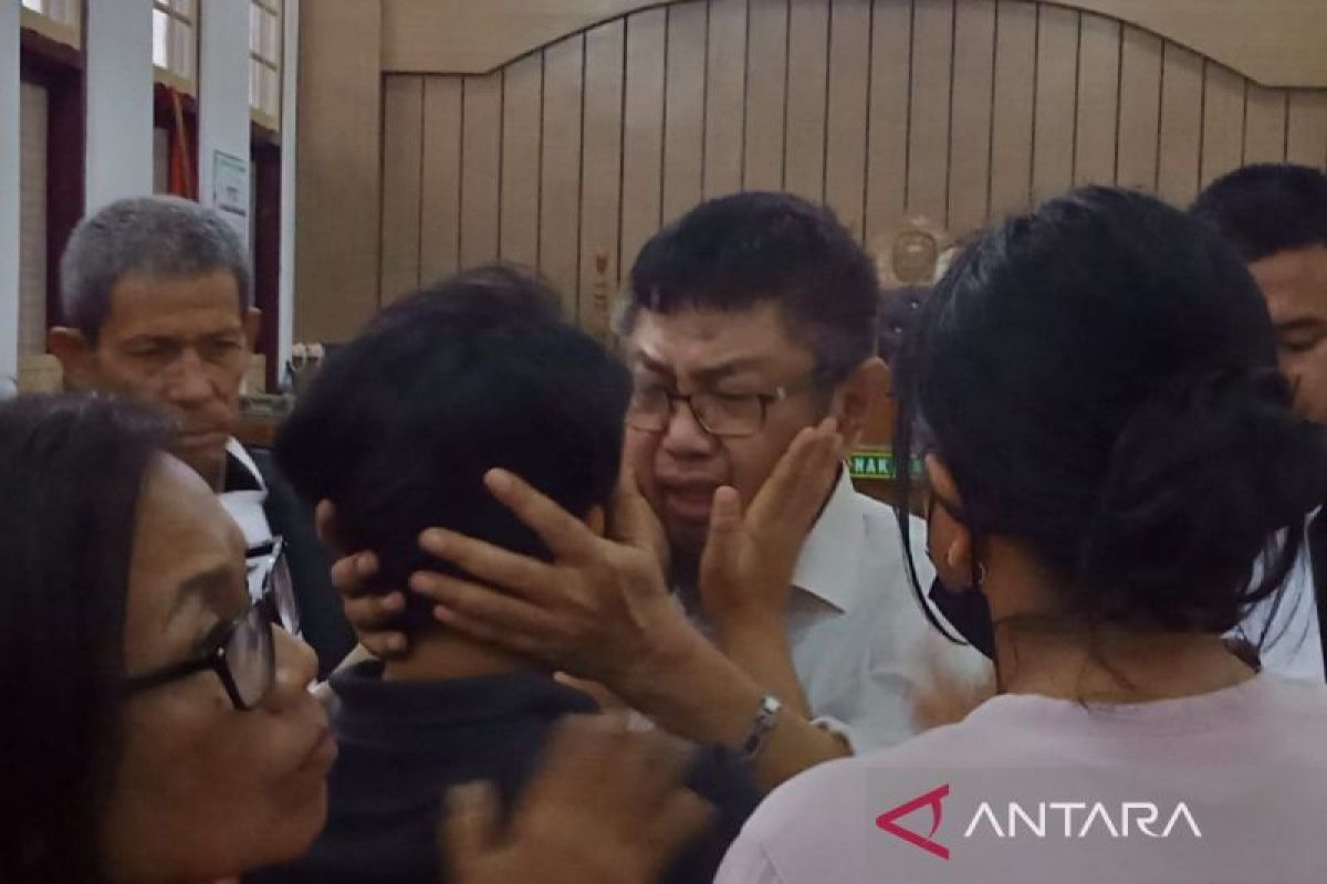 Mantan Dirut RSUP Adam Malik menangis usai divonis tiga tahun penjara