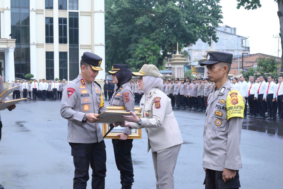 Kapolda Jambi beri penghargaan personel berprestasi