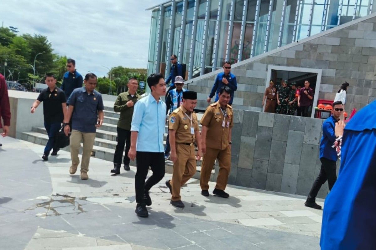 VP Gibran visits Central Kalimantan to inspect roundabout development