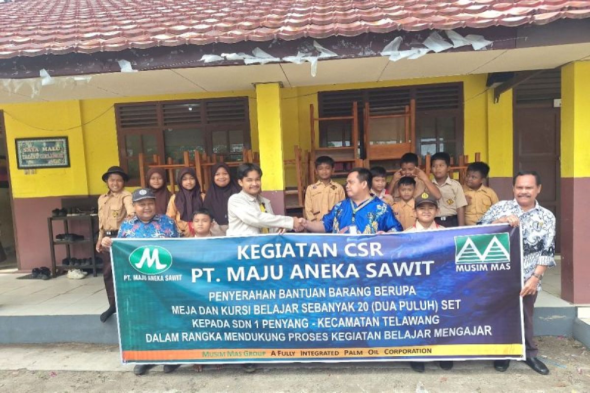 Dukung kemajuan pendidikan, PT Maju Aneka Sawit bantu mebeler tiga sekolah