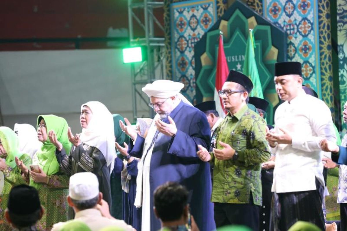 Khofifah dan Eri Cahyadi kompak hadiri Ta'dzim Maulid Nabi Muhammad di GBT