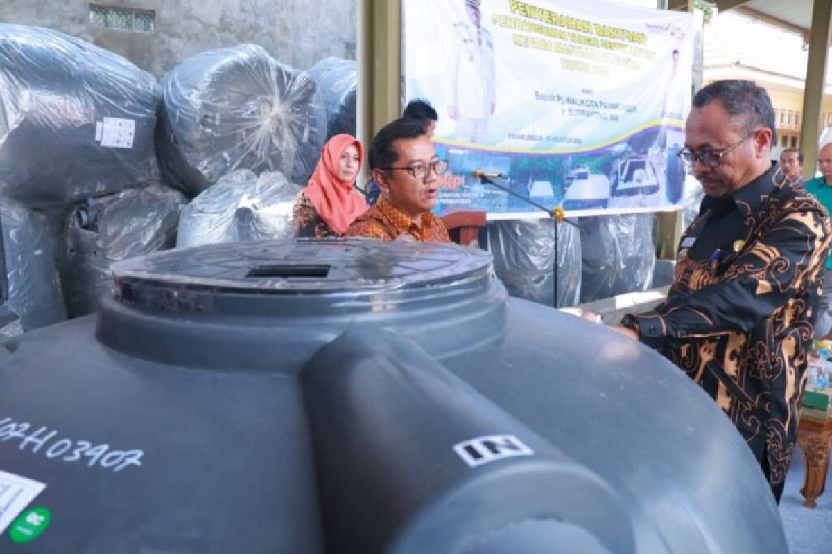 Pj Wako Suprayitno serahkan bantuan tangki septik untuk 400 rumah tangga