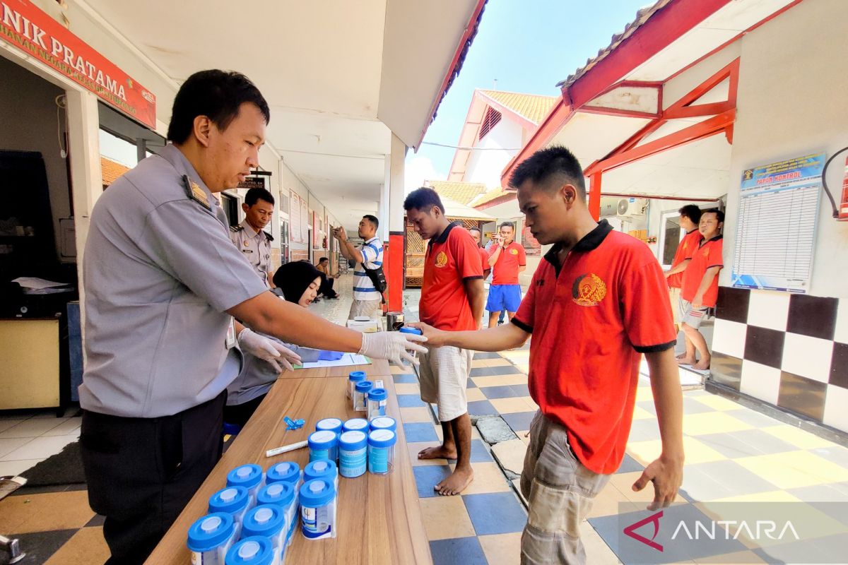 Polres dan Rutan Situbondo kolaborasi tes urine pegawai dan narapidana