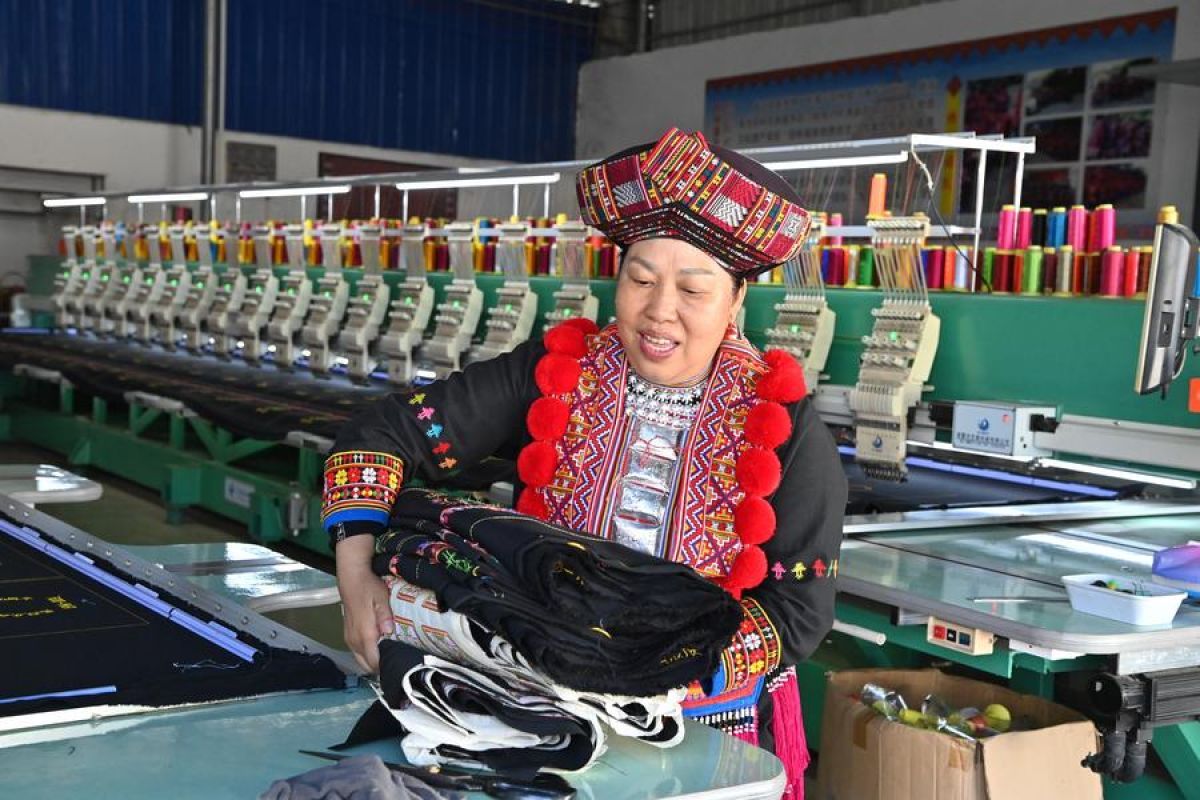 Mengintip sanggar kerja yang beri nyawa baru bagi seni bordir Yao di Guangxi, China