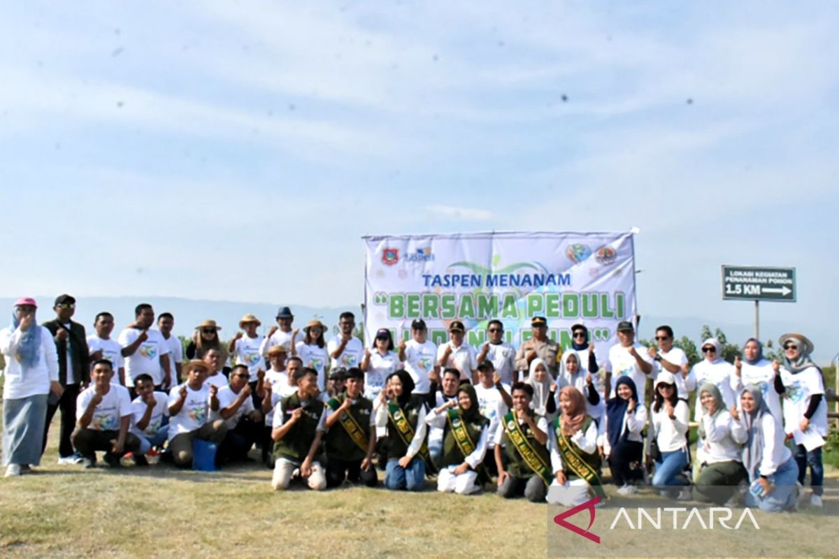 Pemkab Gorontalo-Taspen tanam sejumlah bibit pohon di pesisir Danau Limboto