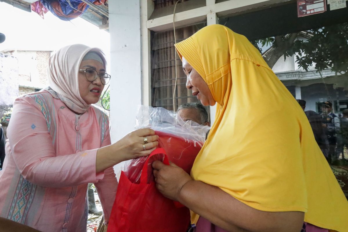 Pj Bupati Lumajang beri bantuan korban angin puting beliung